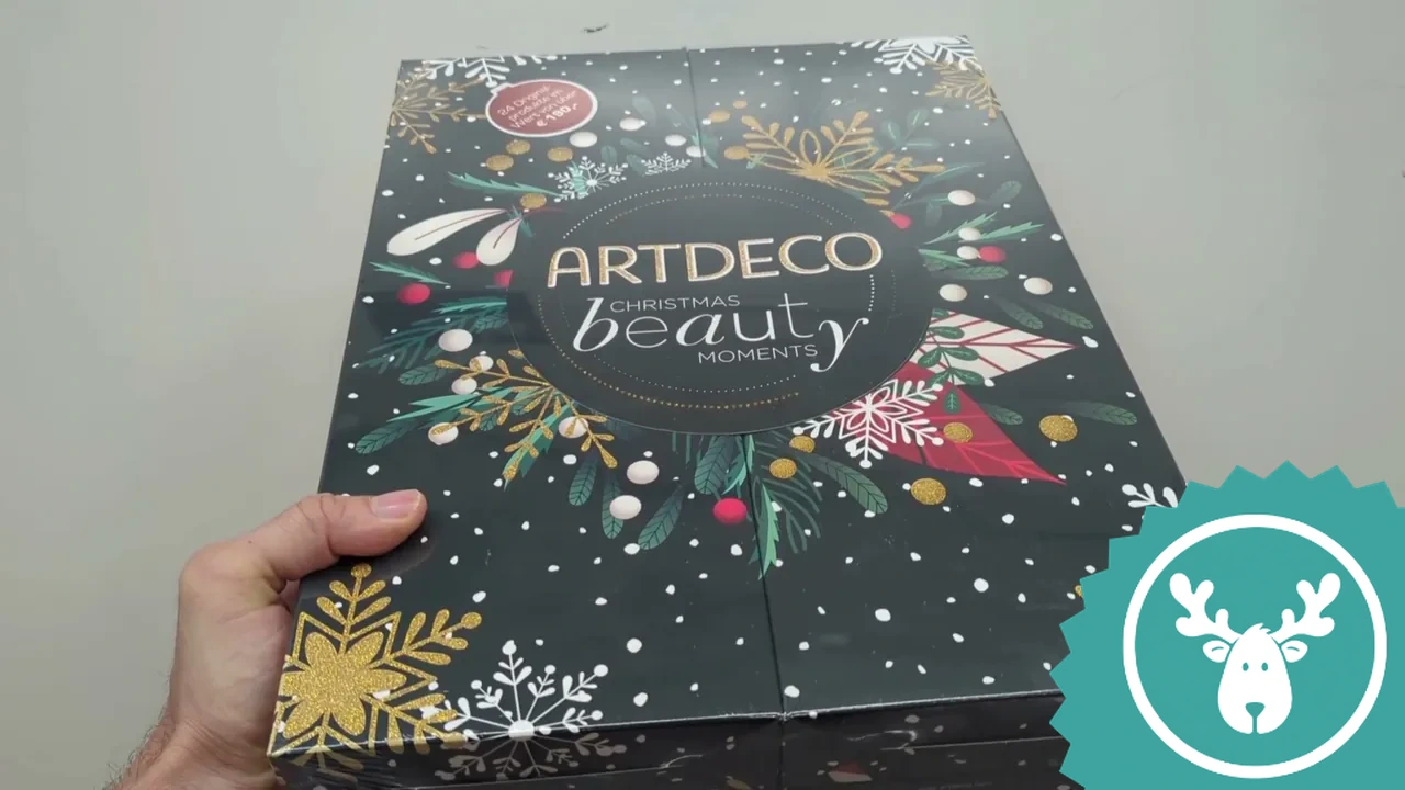 Der festlich gestaltete ARTDECO-Kalender verbirgt 24 Kosmetik-Highlights hinter seinen Türchen.