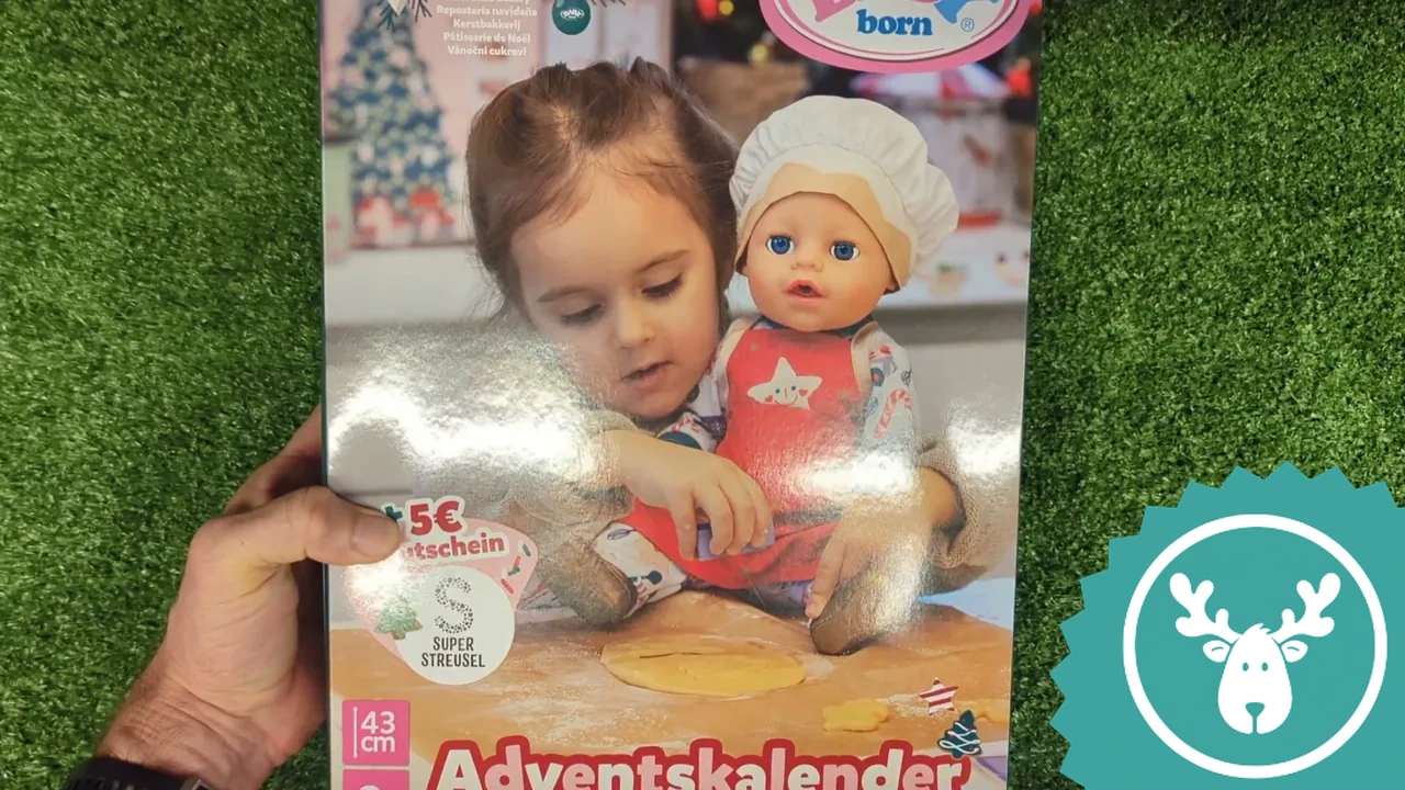 Die Vorderseite des Adventskalenders zeigt ein weihnachtliches Backmotiv mit der BABY born Puppe.