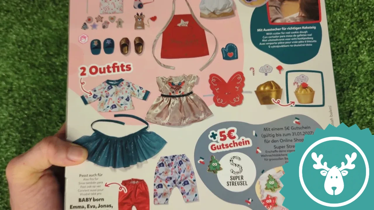 Im Kalender stecken unter anderem zwei komplette Outfits mit Röckchen, Hosen und passenden Schuhen.