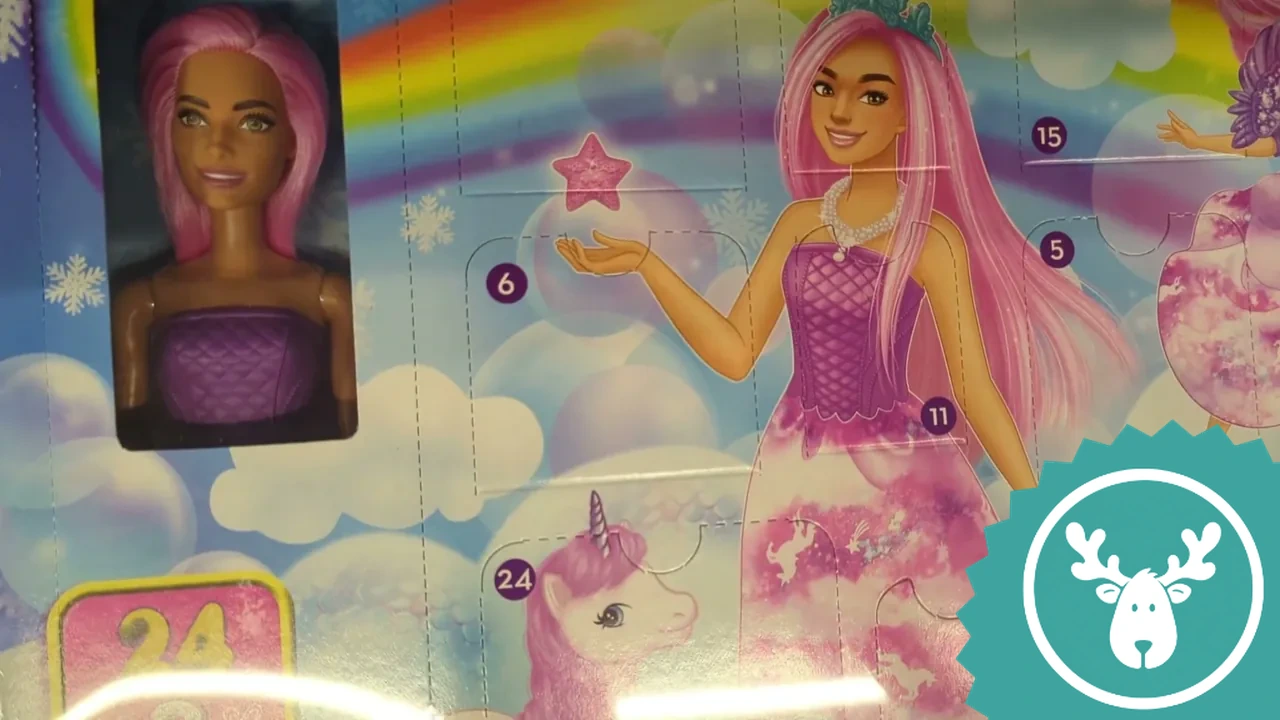 Klasse gelöst: Die Barbie-Puppe mit den rosa Haaren ist bereits im ersten Türchen durch das Sichtfenster zu sehen.
