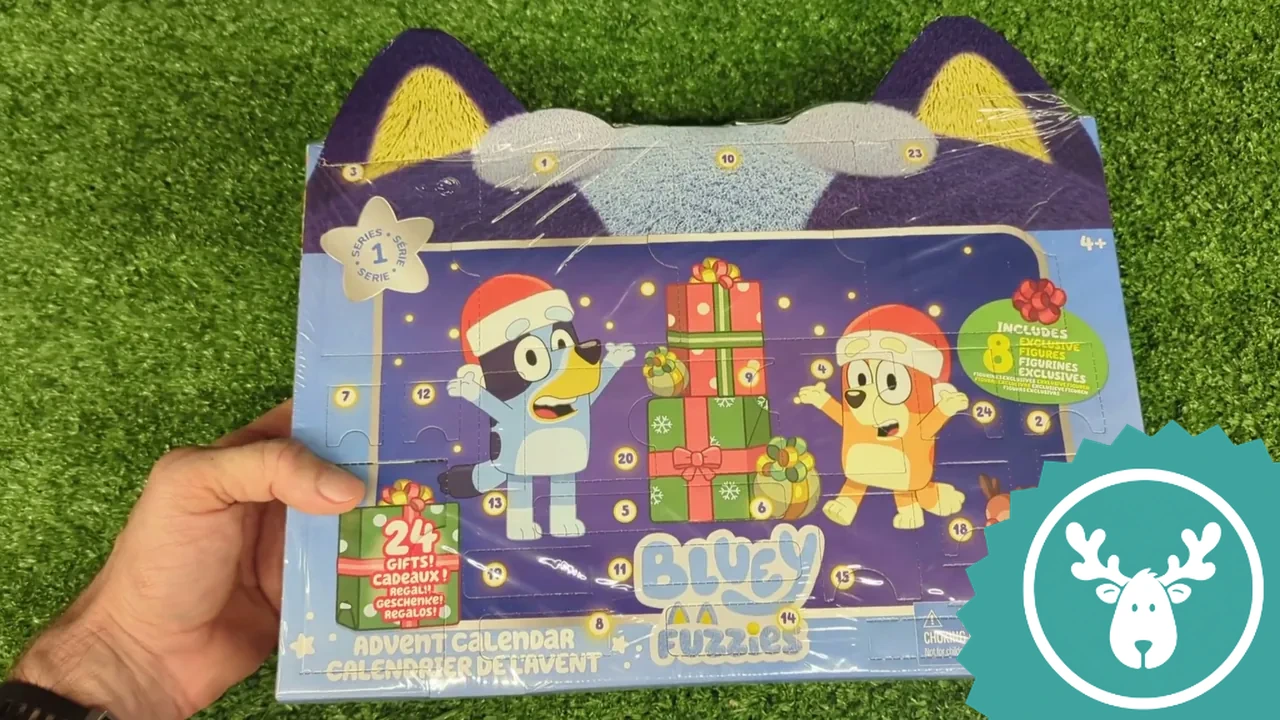 Die bunte Vorderseite des Bluey Fuzzies Adventskalenders stimmt mit 24 Türchen auf das Weihnachtsfest ein.