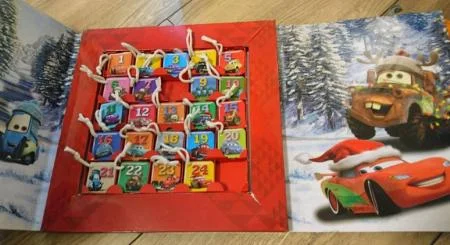Ein geöffneter Cars Adventskalender mit den Türchen.