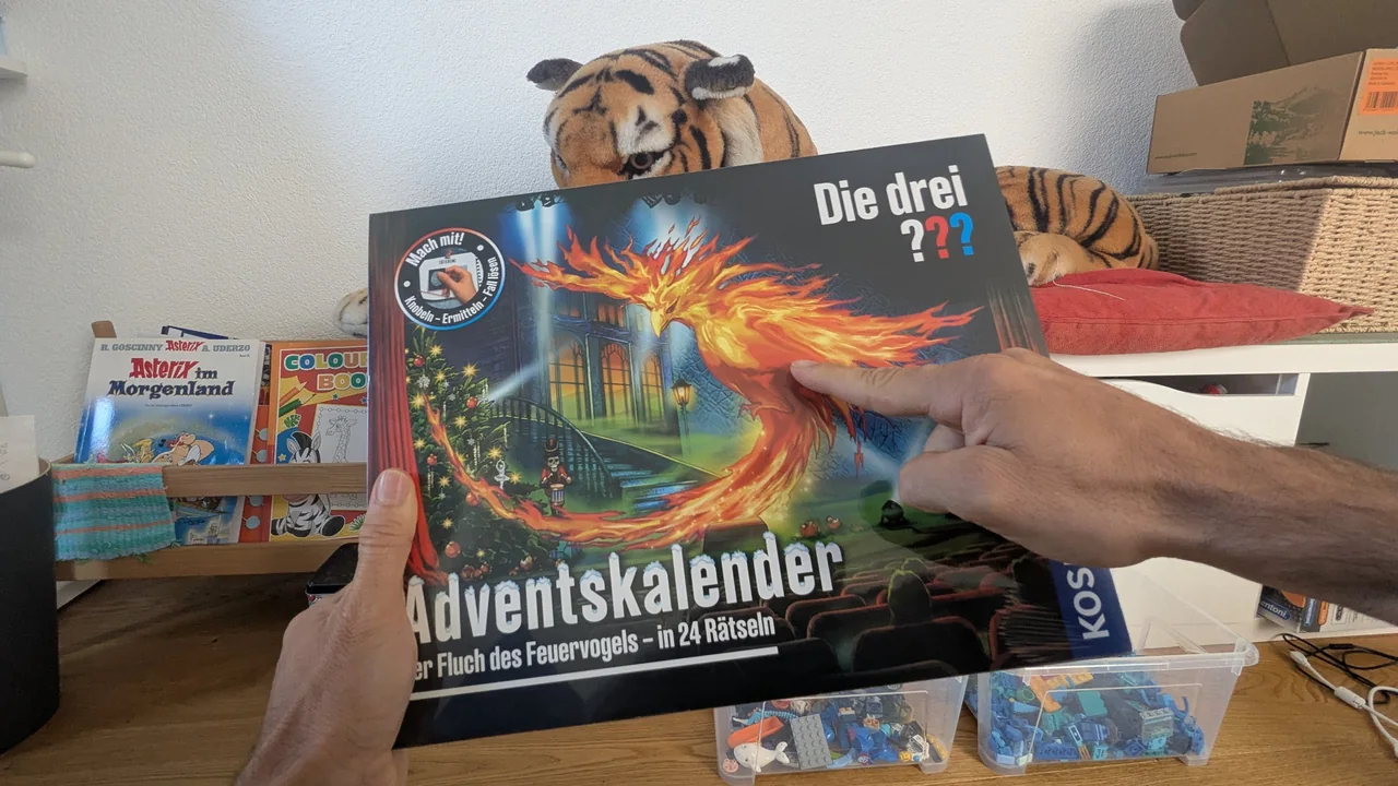 Die Vorderseite: Der Feuervogel über der Theaterbühne – darum geht es im Fall „Der Fluch des Feuervogels“.