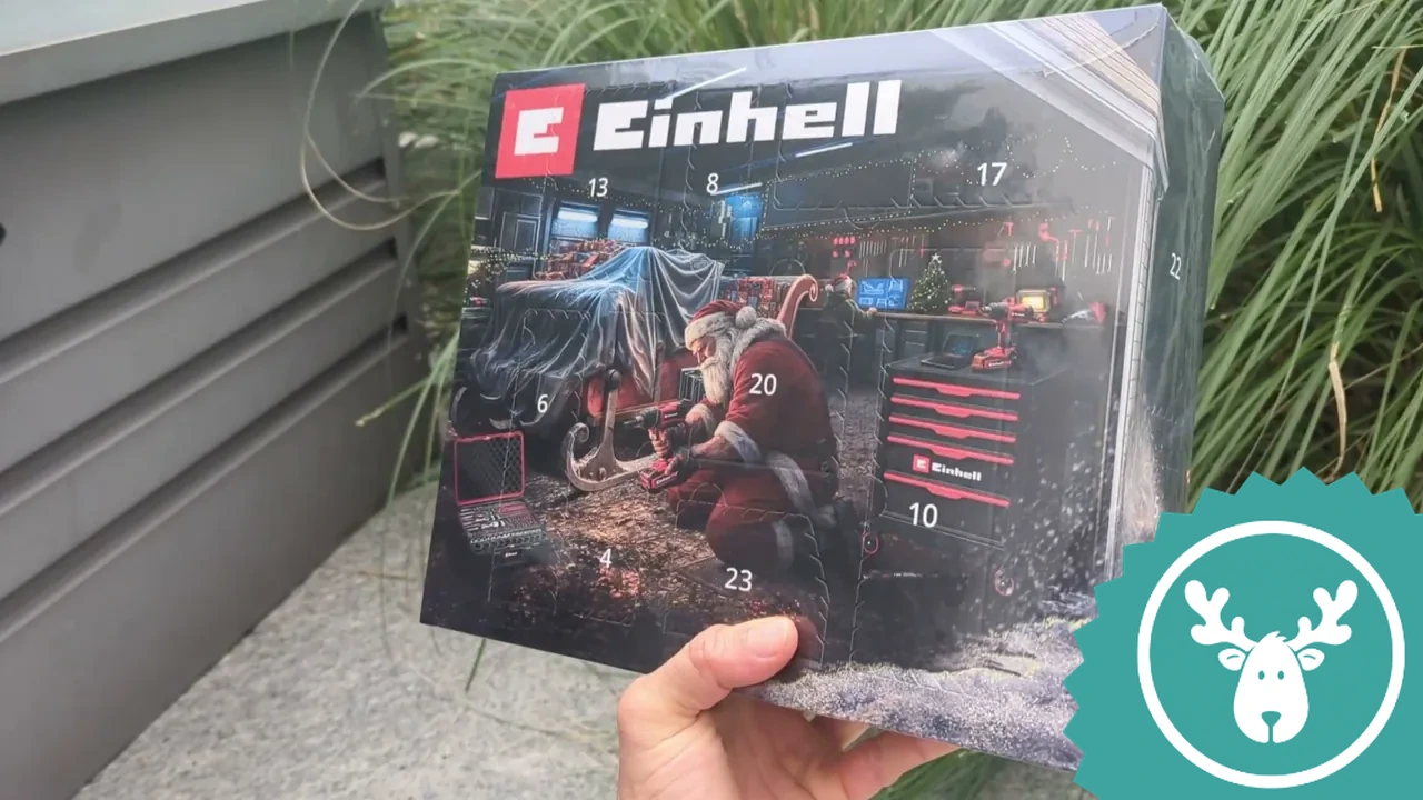 Die Vorderseite zeigt ein stimmungsvolles Werkstatt-Motiv mit dem Weihnachtsmann und den durchnummerierten Türchen.