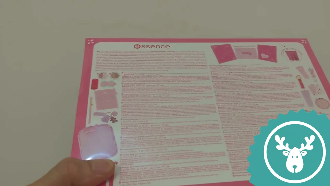 Auf der Rückseite der Verpackung sind alle 24 Überraschungen aus Make-up und Pflege übersichtlich aufgelistet.