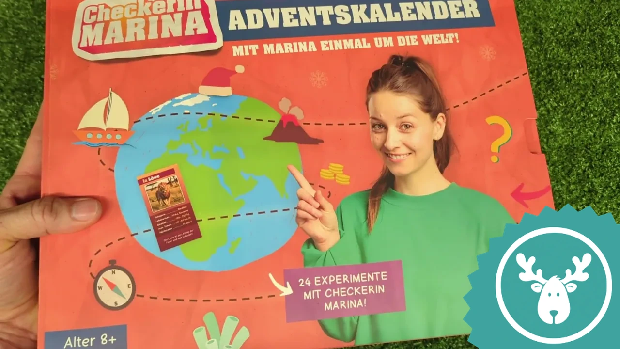 Auf der Vorderseite lädt Checkerin Marina zu einer Reise um die Welt mit 24 abwechslungsreichen Experimenten ein.