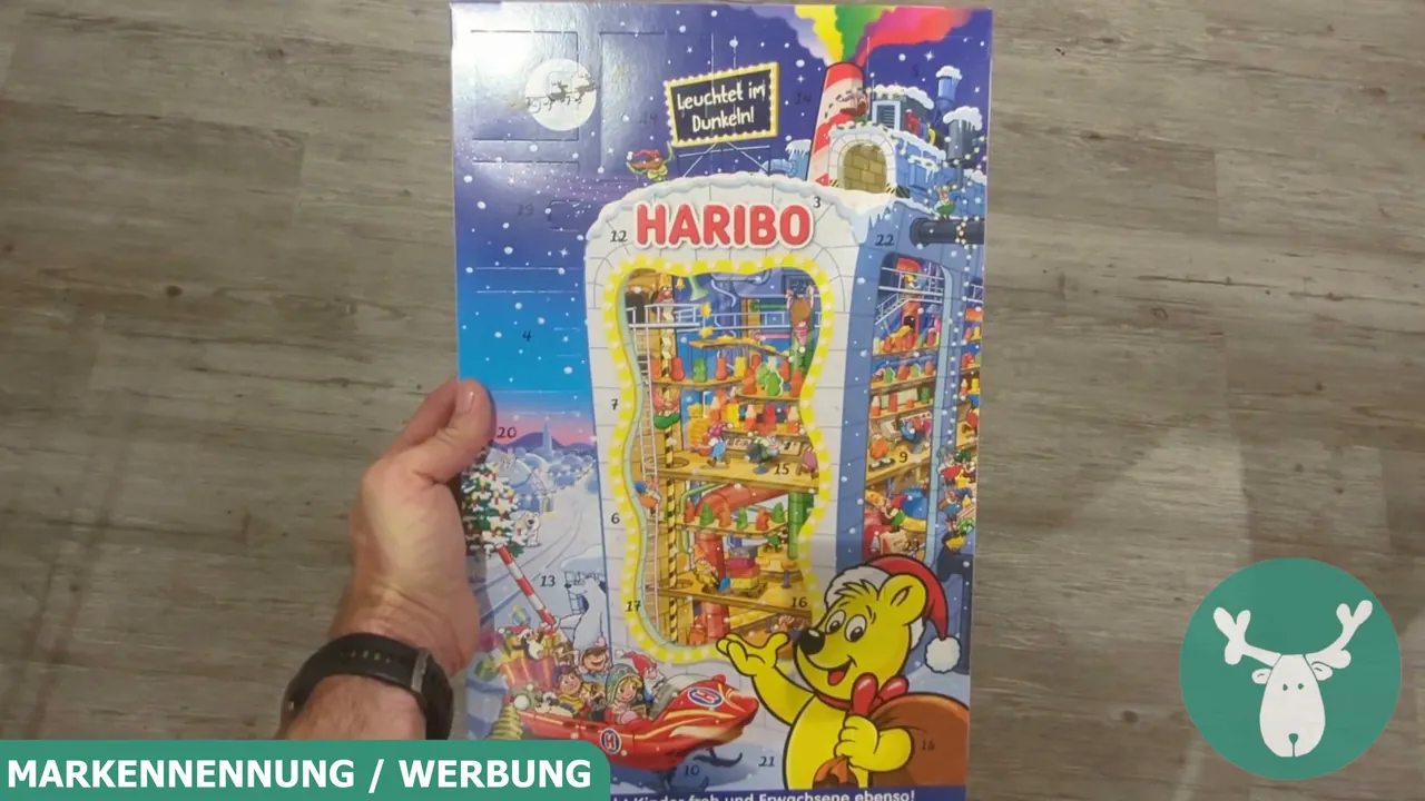 Die bunt gestaltete Vorderseite des Haribo Adventskalenders weckt Vorfreude auf 24 fruchtige Überraschungen.