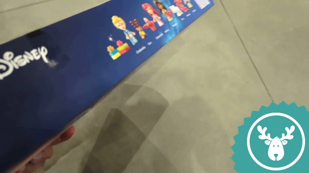 Auf der Seite der Verpackung sind die enthaltenen Charaktere wie Cinderella, Arielle und Vaiana abgebildet.