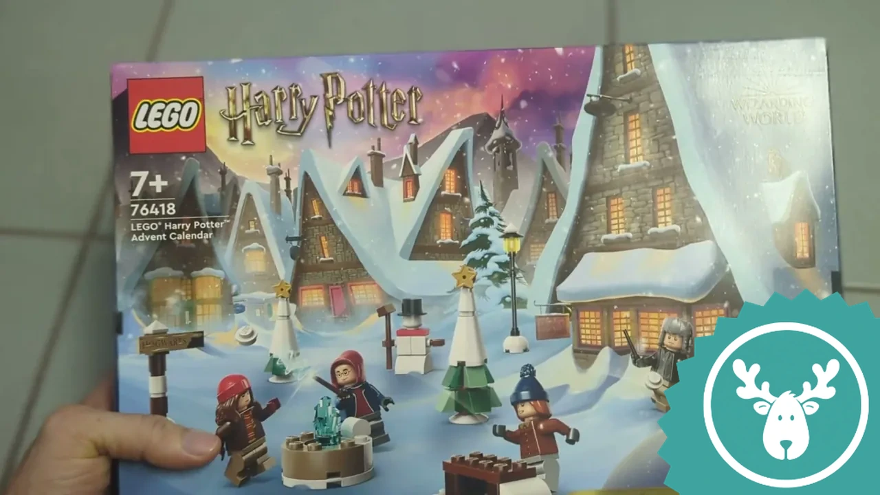 Die Vorderseite zeigt das verschneite Hogsmeade-Dorf mit beliebten Charakteren wie Harry und Ron.