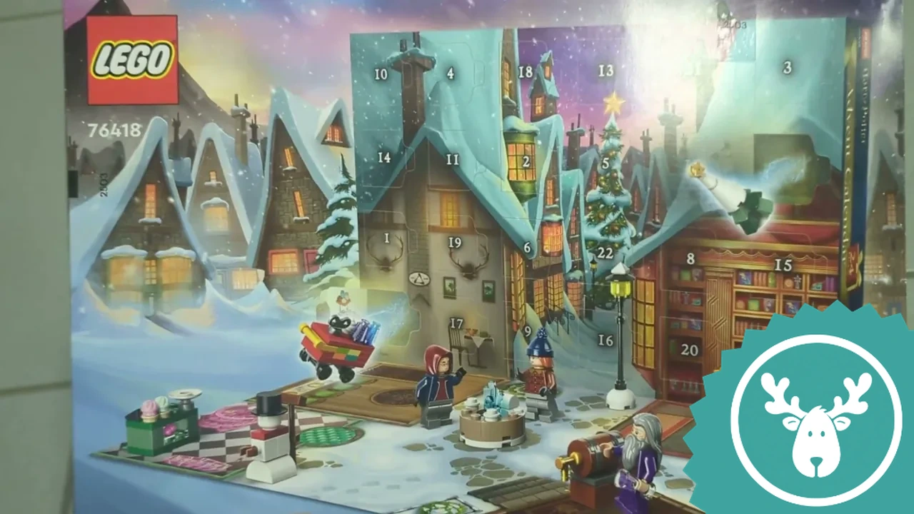 Aufgeklappt dient der Kalender mit den 24 Türchen direkt als winterliches Diorama zum Spielen.