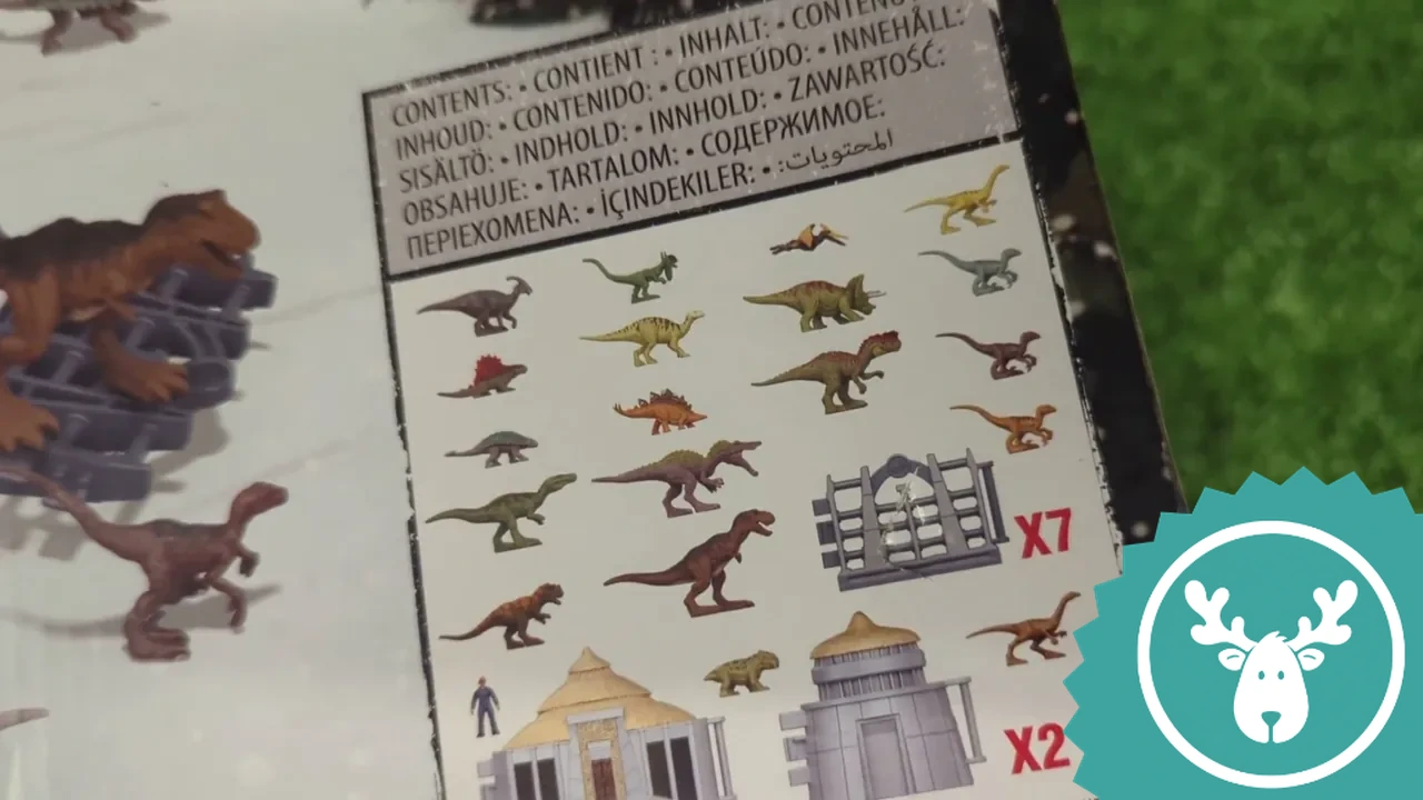 Die Übersicht zeigt alle 19 enthaltenen Mini-Dinosaurier, die Spielfigur und die Zubehörteile auf einen Blick.