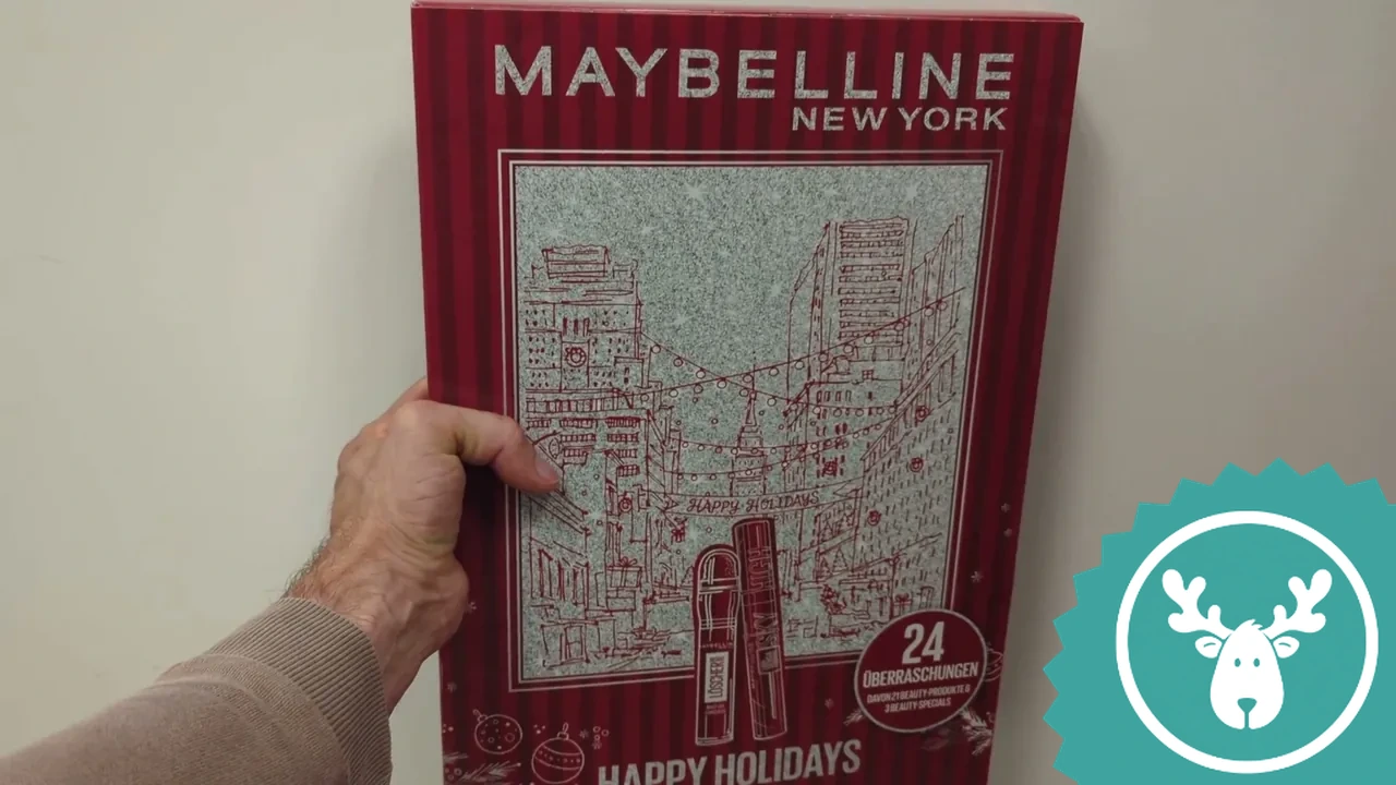Der Maybelline New York Adventskalender kommt im weihnachtlichen Design mit winterlichem New-York-Motiv.