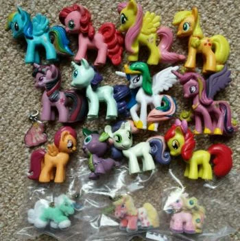 Viele My Little Pony Figuren – so ähnlich sieht der Inhalt der Spielzeug-Kalender aus.