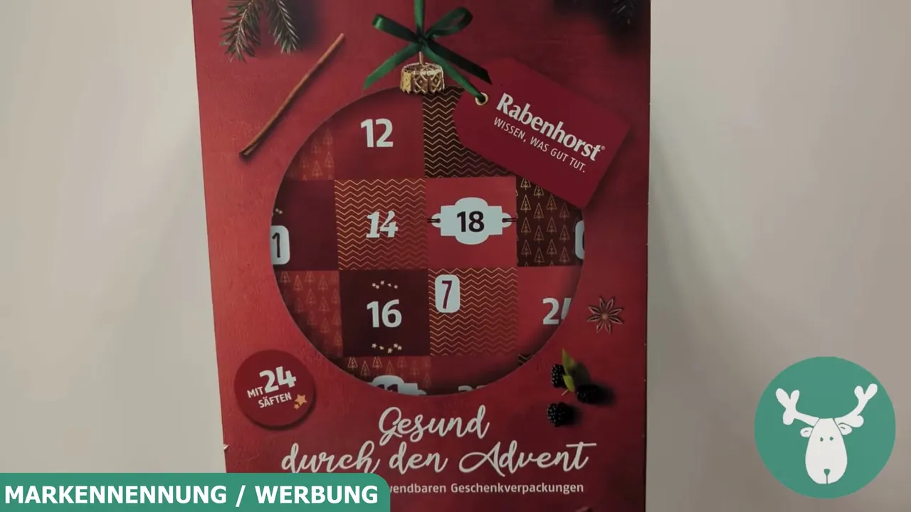Die Vorderseite des Kalenders bietet 25 Türchen mit zuckerfreien Getränkewürfeln in weihnachtlichem Design.