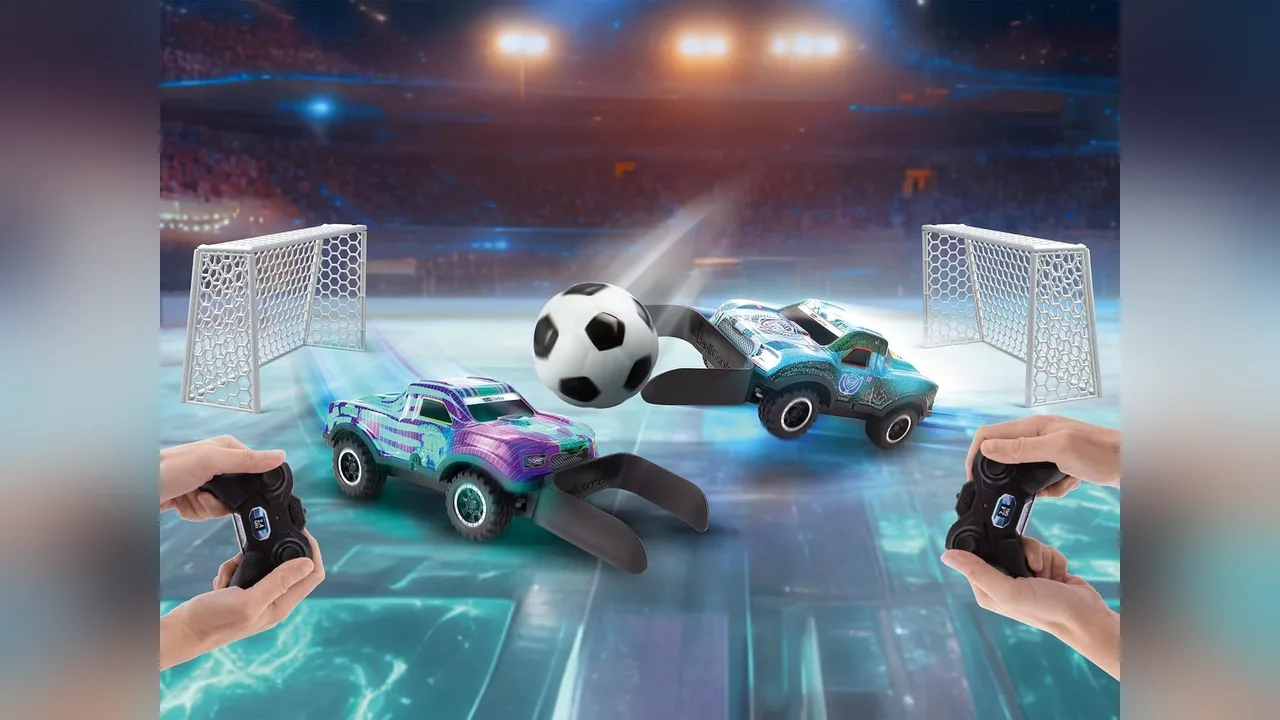 Mit den beiden Fahrzeugen wird gegeneinander Fußball gespielt.