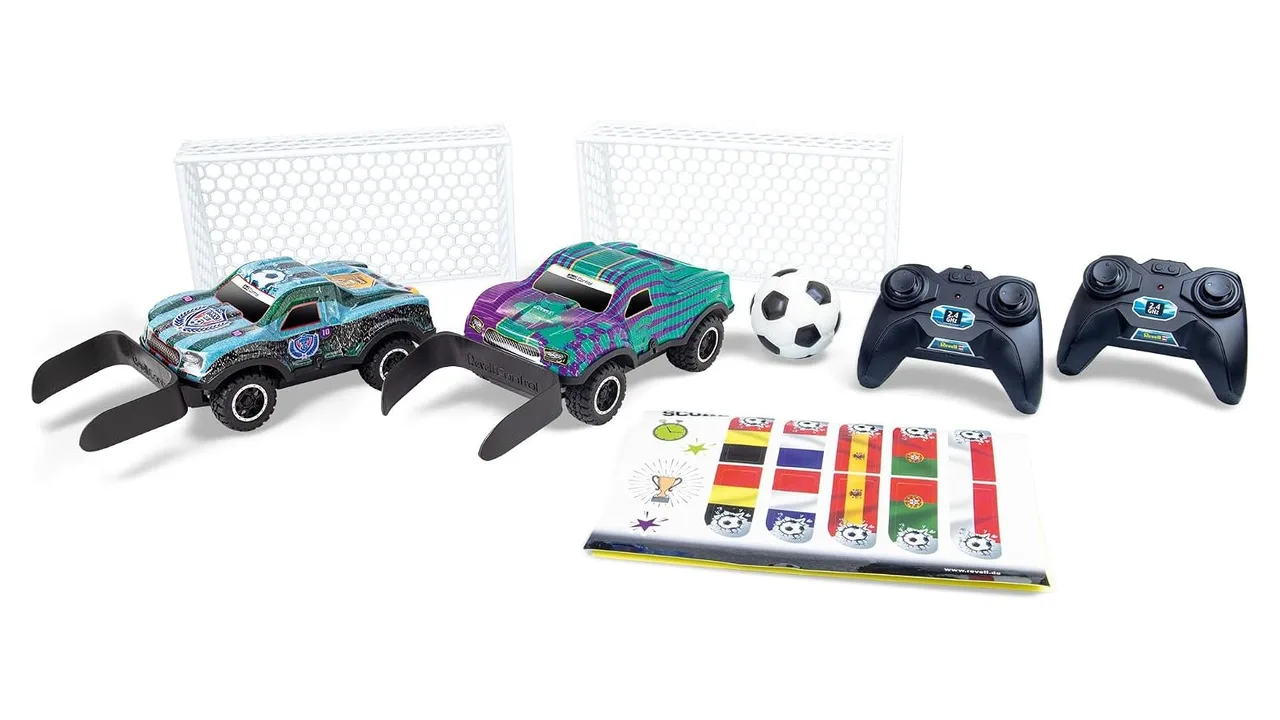 Im Kalender stecken zwei RC-Fahrzeuge, zwei Fernsteuerungen, zwei Tore, ein Ball und Sticker.