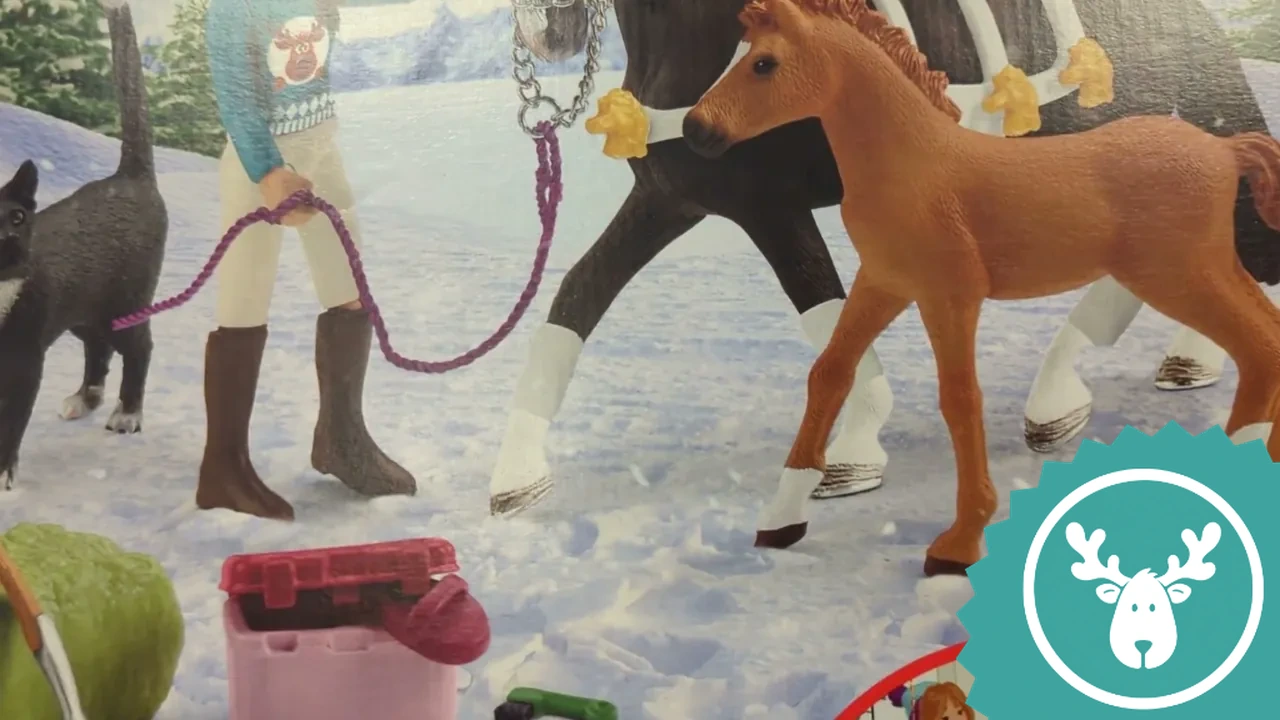 Die Schleich-Figuren wie das niedliche Fohlen und die kleine Katze sind gewohnt detailgetreu gestaltet.