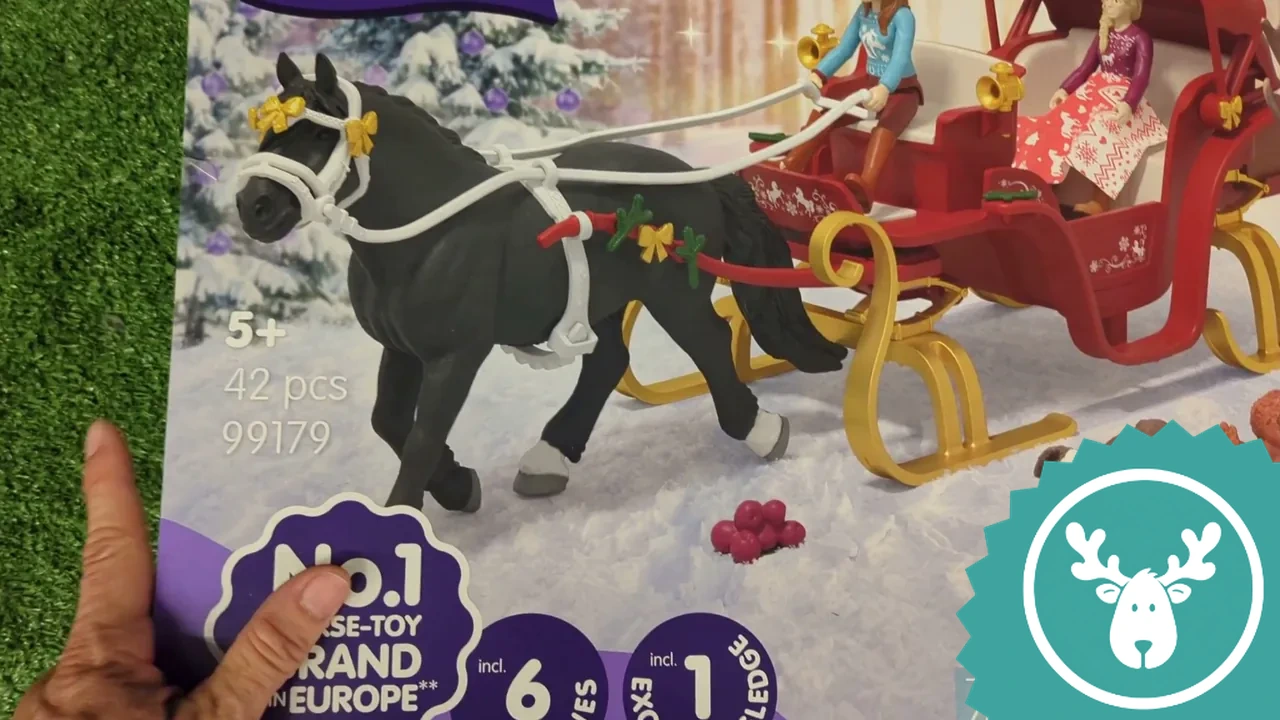 Das Highlight des Sets sind der prächtige schwarze Hengst und die festlich dekorierte Weihnachtskutsche.