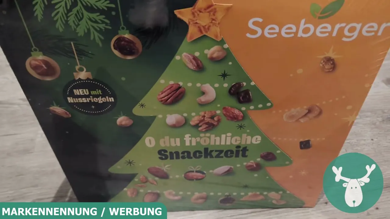 Die bunte Vorderseite des Seeberger Adventskalenders stimmt mit einem festlichen Tannenbaummotiv auf die Vorweihnachtszeit ein.