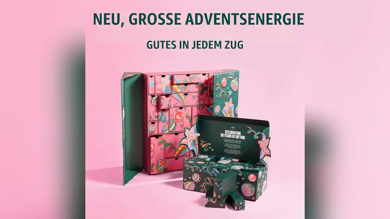 Der Kalender hat viele kleine Schubladen und Türchen in buntem Design.