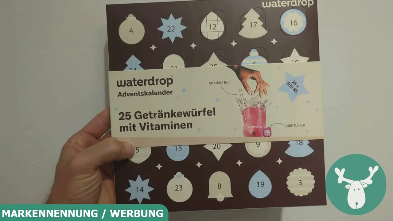 Die Vorderseite des Kalenders bietet 25 Türchen mit zuckerfreien Getränkewürfeln in weihnachtlichem Design.