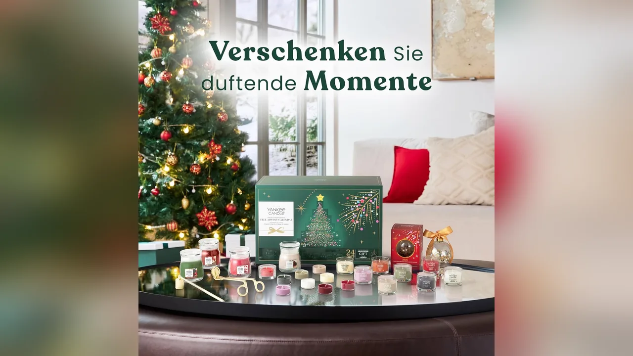 Der Kalender in Form eines Tannenbaums neben den enthaltenen Kerzen.